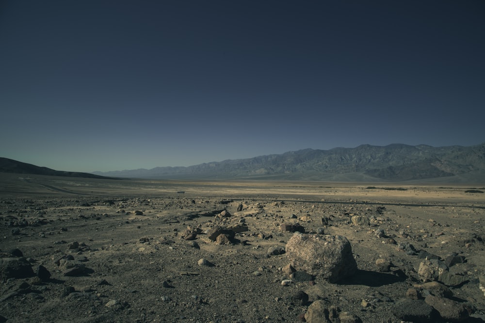 rocha preta no deserto