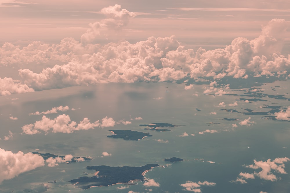 Fotografía aérea de nubes blancas