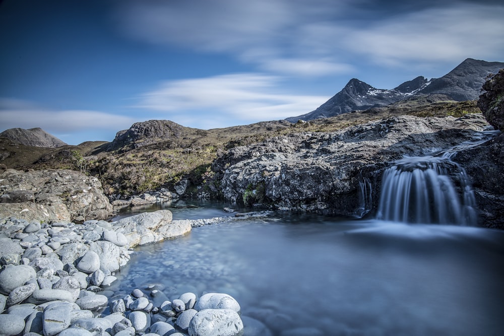 Specchio d'acqua in mezzo alle montagne