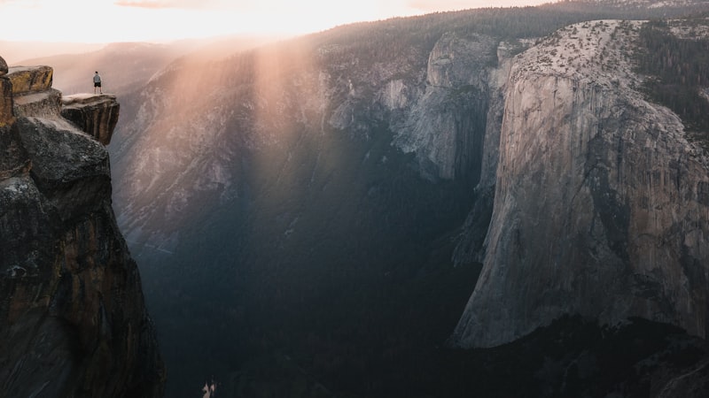 Luce del sole sopra una valle boscosa