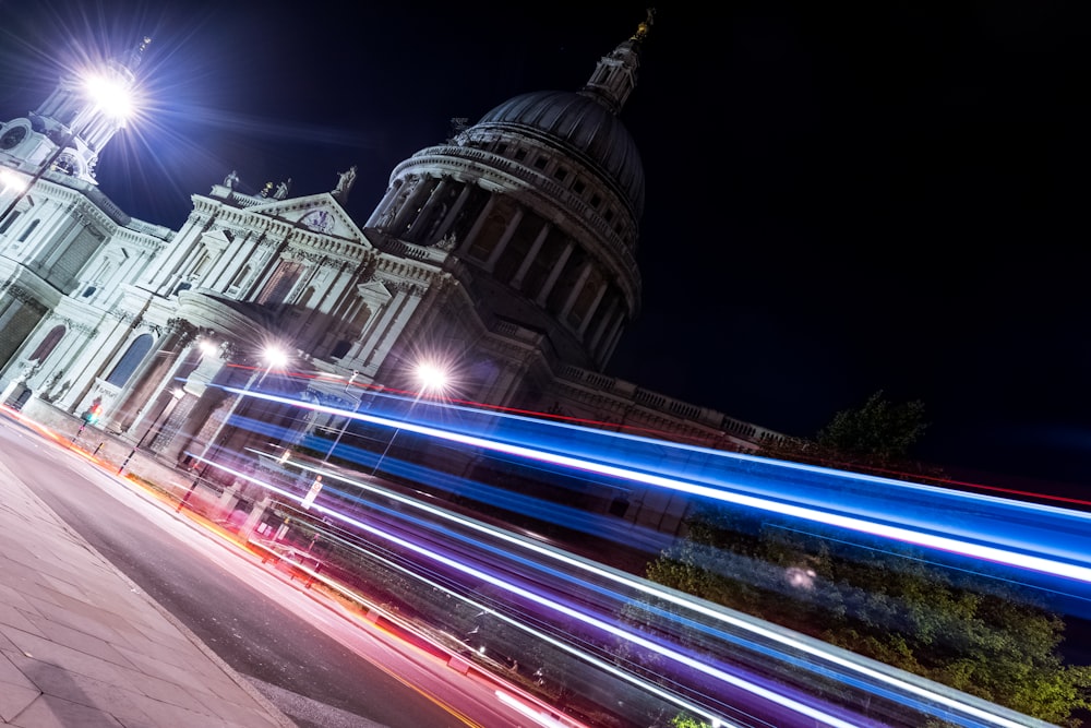 Zeitrafferfotografie des Weißen Hauses bei Nacht