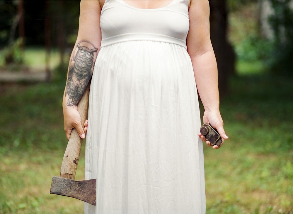 昼間、斧を持つ白いドレスを着た女性