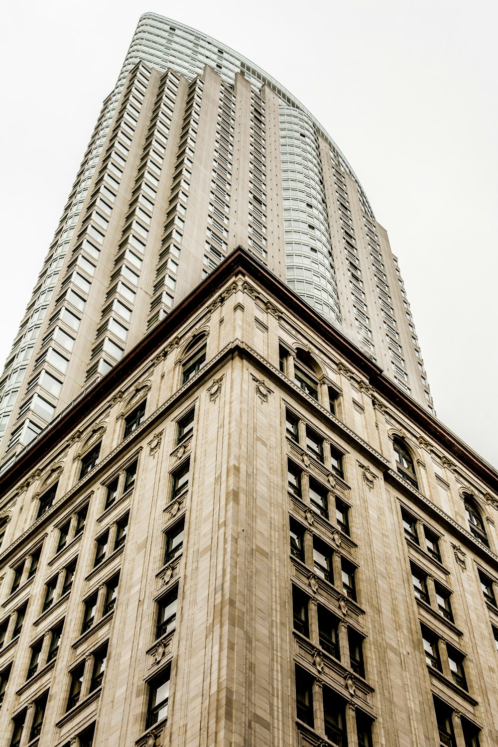 photo en contre-plongée d’un immeuble de grande hauteur sous un ciel gris