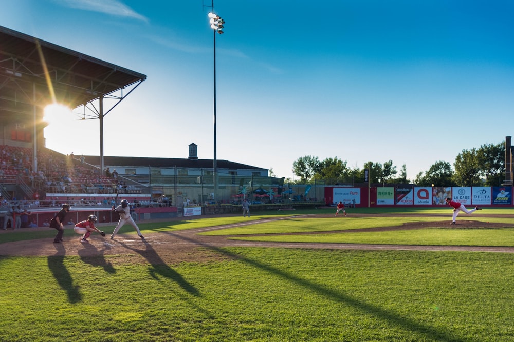 Jugador jugando béisbol en el estadio de béisbol