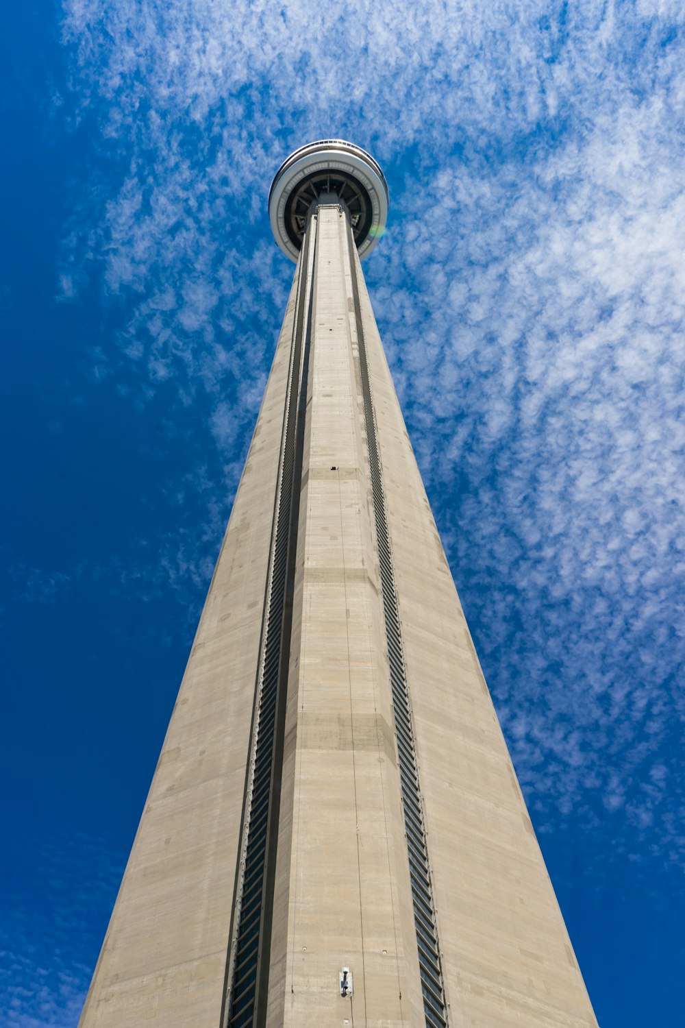 foto de baixo ângulo da torre