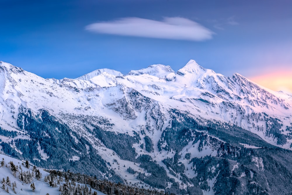 montagna innevata sotto il cielo blu