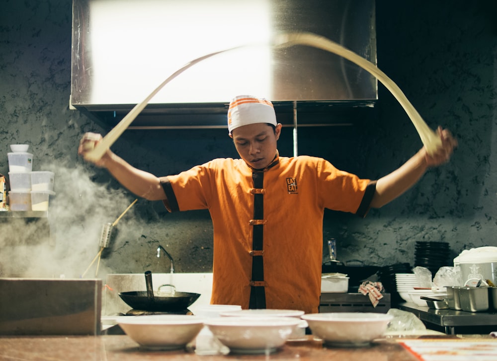 Chef préparant des pâtes à l’intérieur de la cuisine