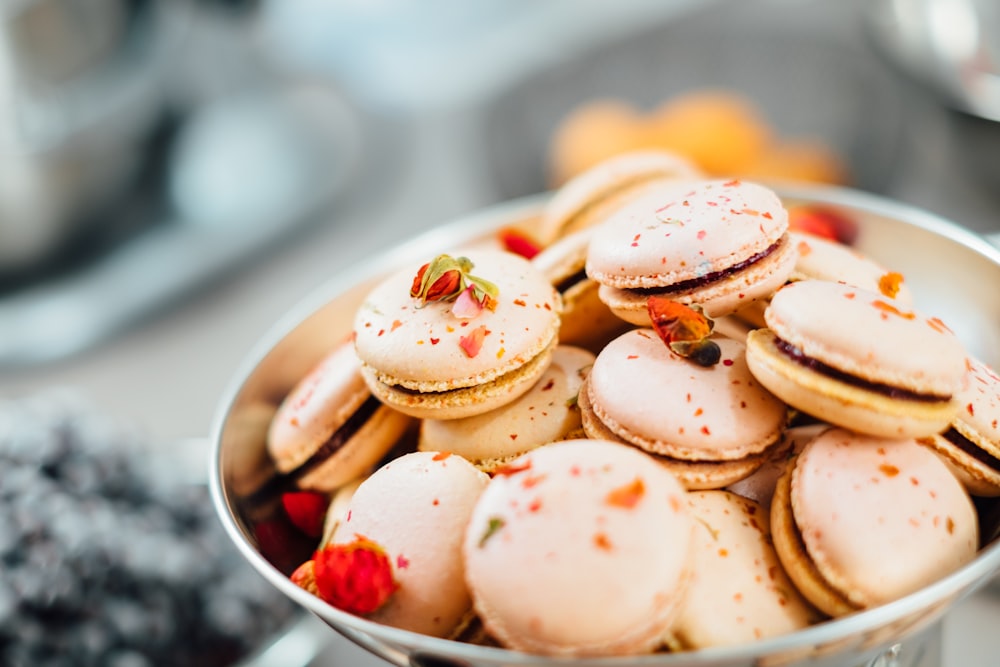 Macarons en bola blanca Fotografía de enfoque selectivo