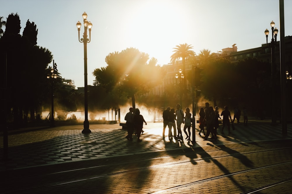 foto di silhouette di persone al parco durante l'ora d'oro