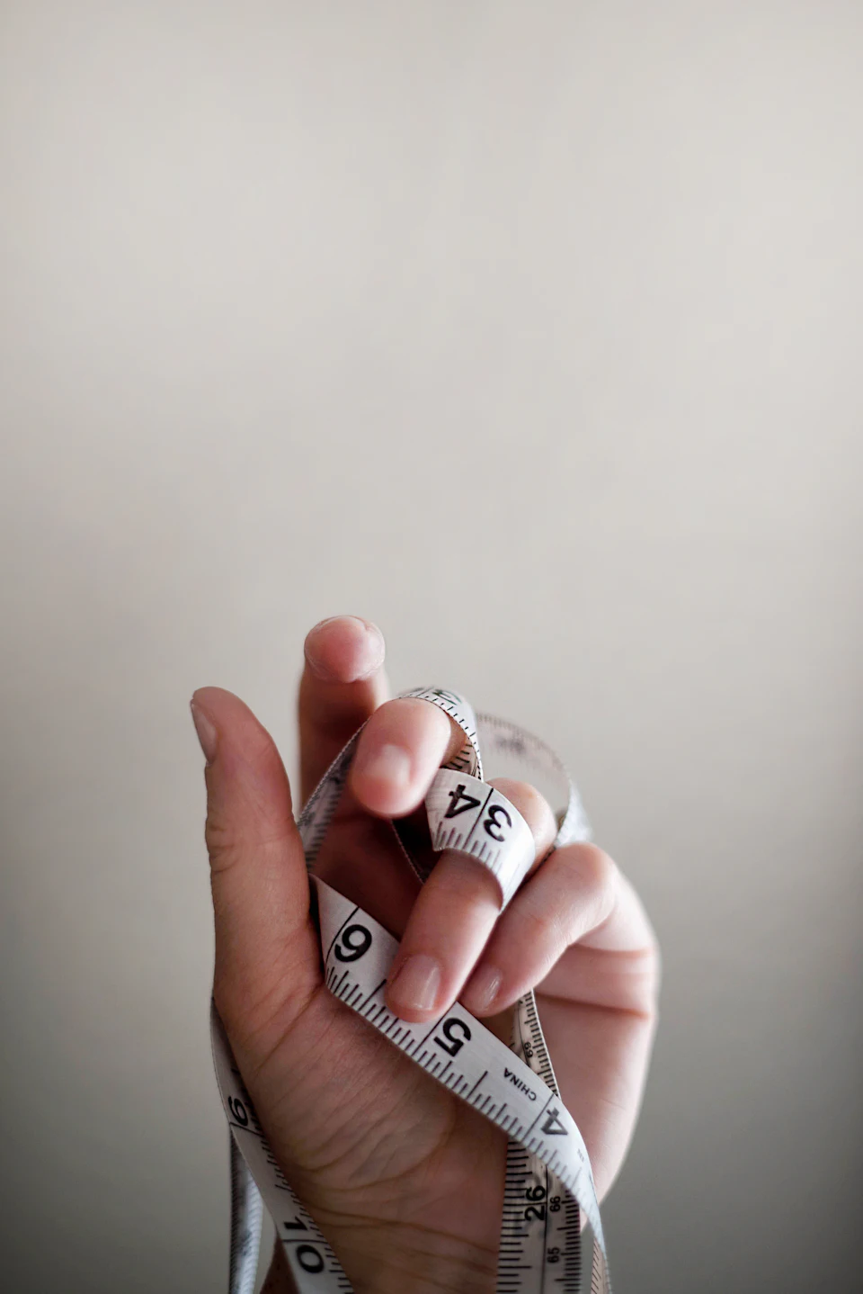 Mano con una cinta métrica