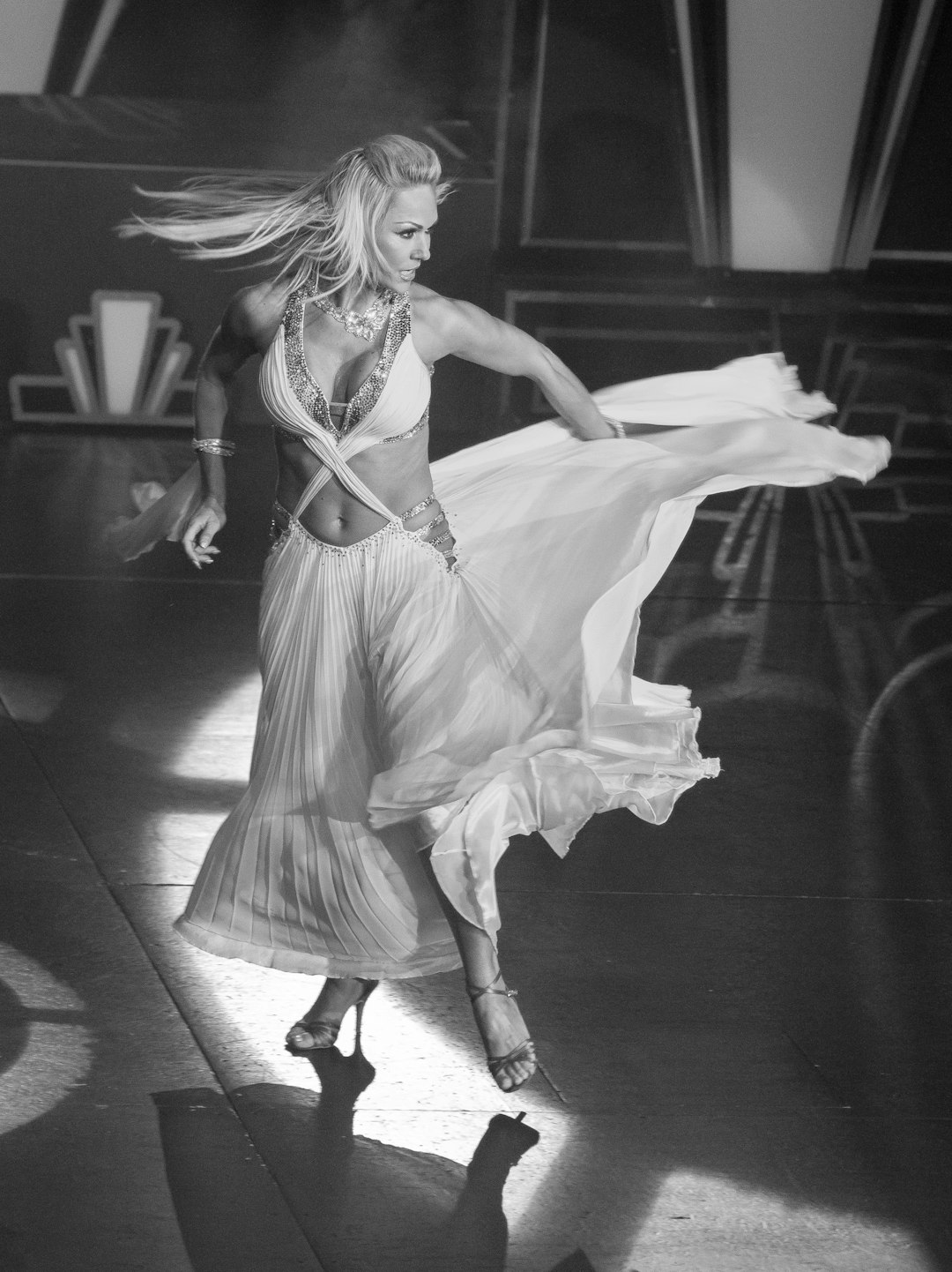 Она танцует в белом платье смотрит тайно. Танцует в белом платье. Девушка в белом платье танец. Фото танцующих девушек блондинок. Черное белая Танцующая девушка эпоха.