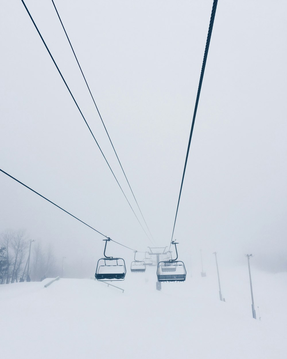 Carro de cable recubierto de nieve