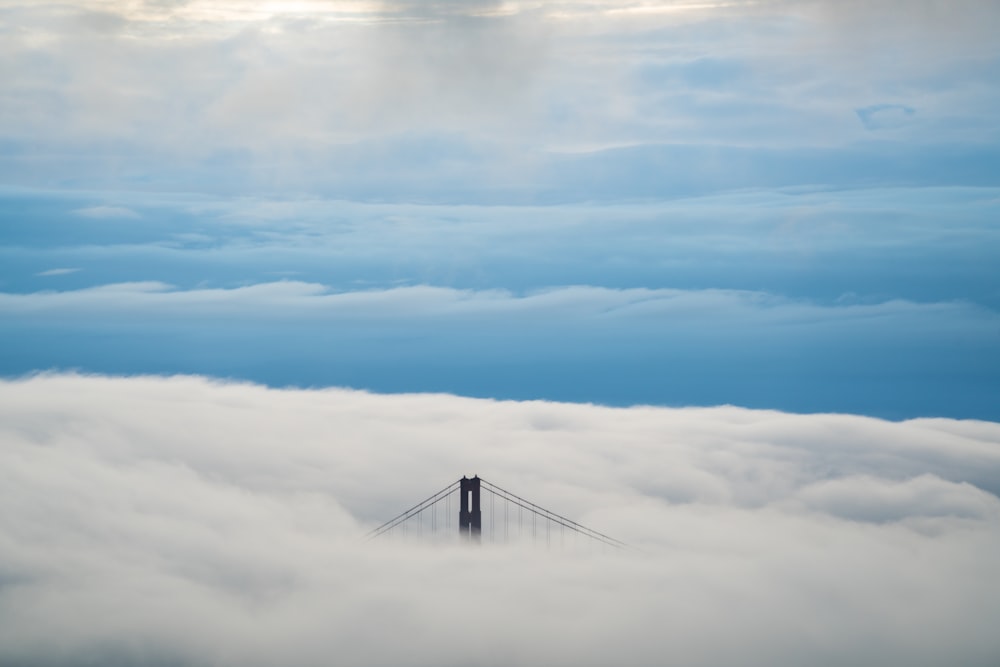 Couverture du Golden Gate Bridge avec un ciel nuageux blanc