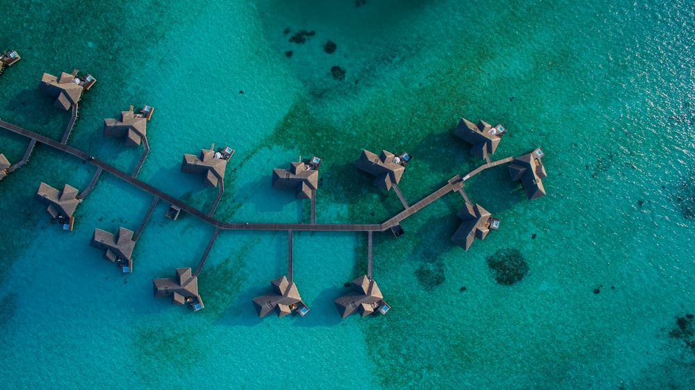 Fotografía aérea de la villa del resort en el agua