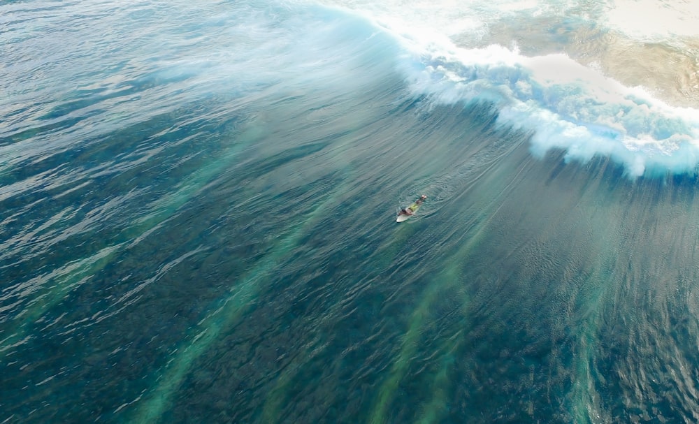 大きな波のある水中のボートのタイムラプス写真