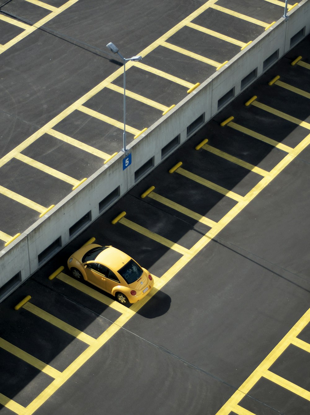 Gelbes Coupé tagsüber auf dem Parkplatz