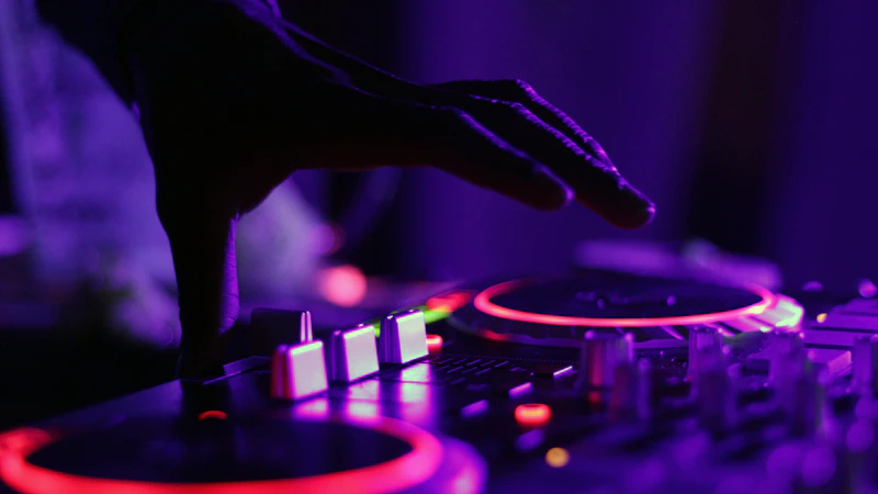 Seoul Nightlife 2026: My Top 5 Picks for an Epic Night Out 1 Inside Soap Seoul Itaewon, people dancing to house music