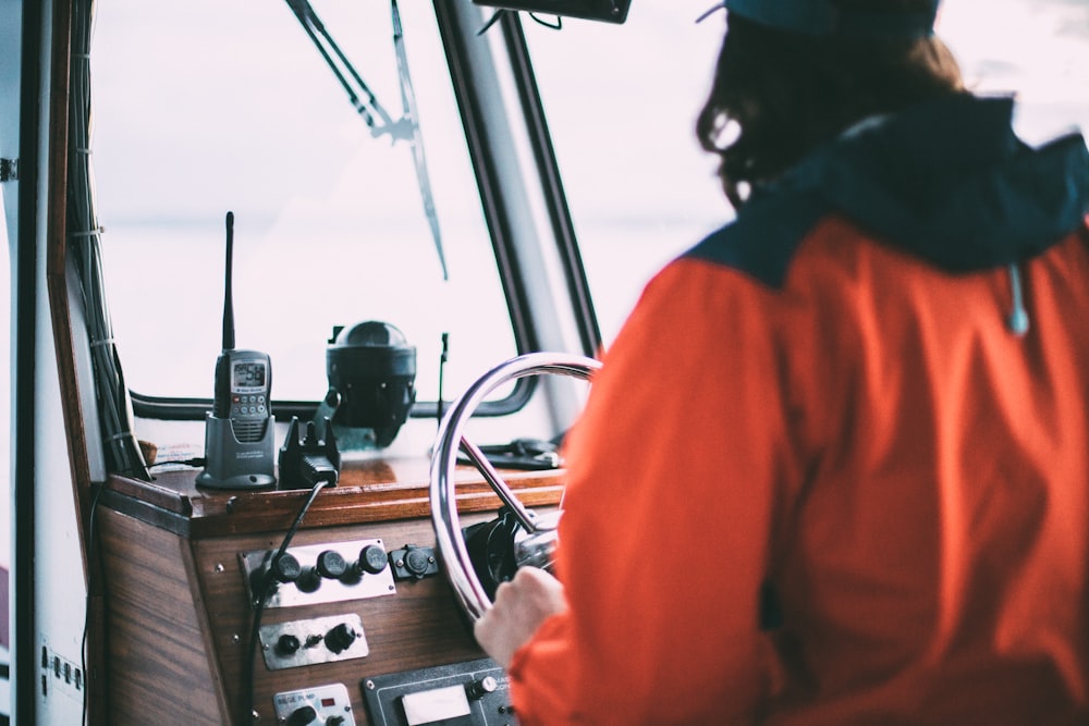 Persona sosteniendo el volante dentro del vehículo durante el día