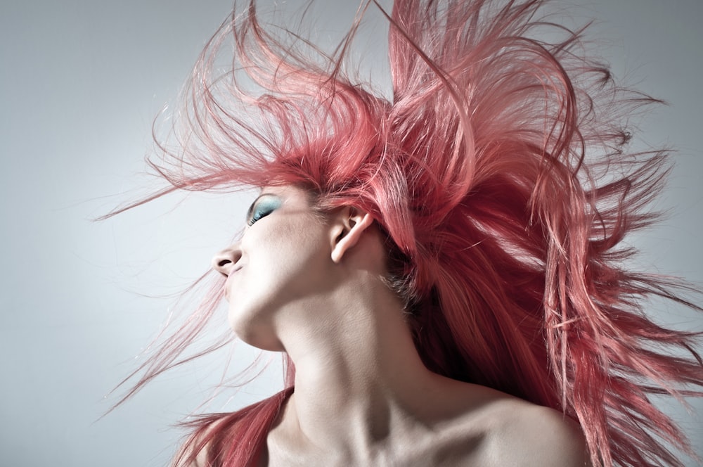 mujer agitando su cabello