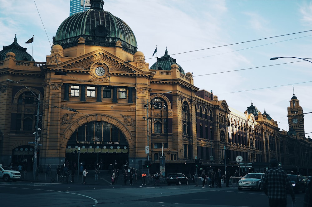 Braunes Gebäude mit vorbeifahrenden Autos