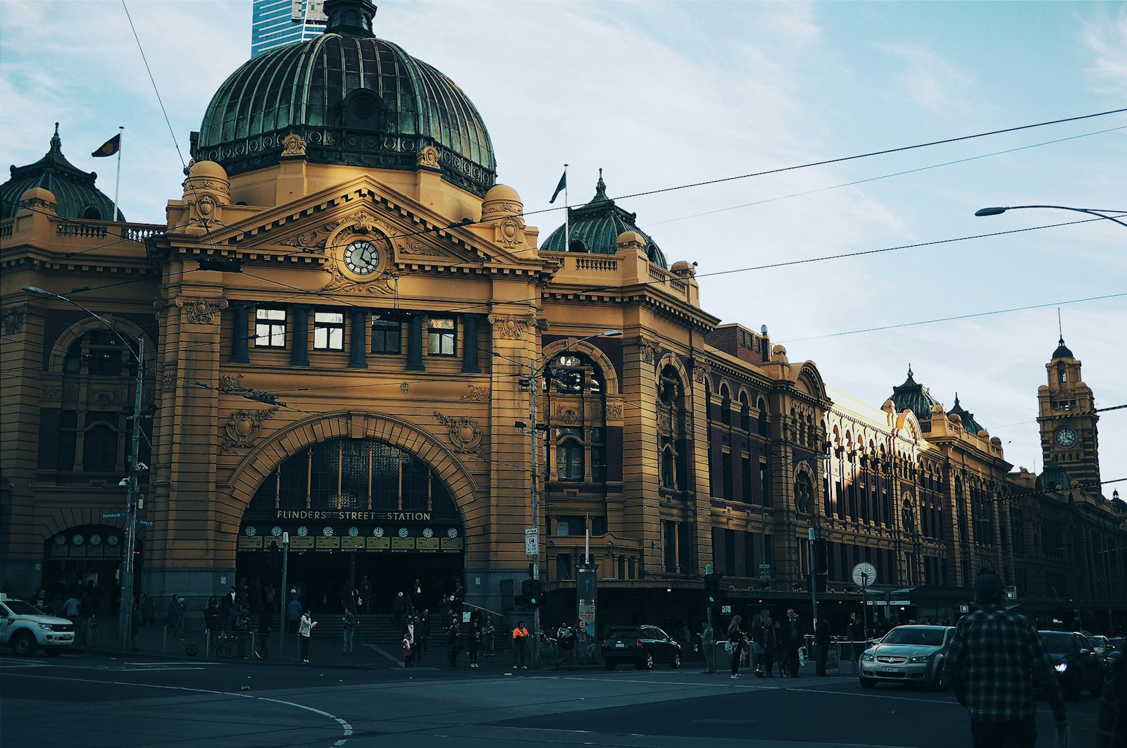 Olympus PEN E-PL7 + LUMIX G 20/F1.7 II sample photo. Brown building with cars photography