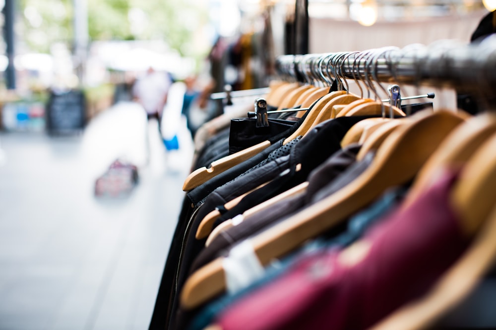 Fotografia de foco seletivo de roupas enforcadas