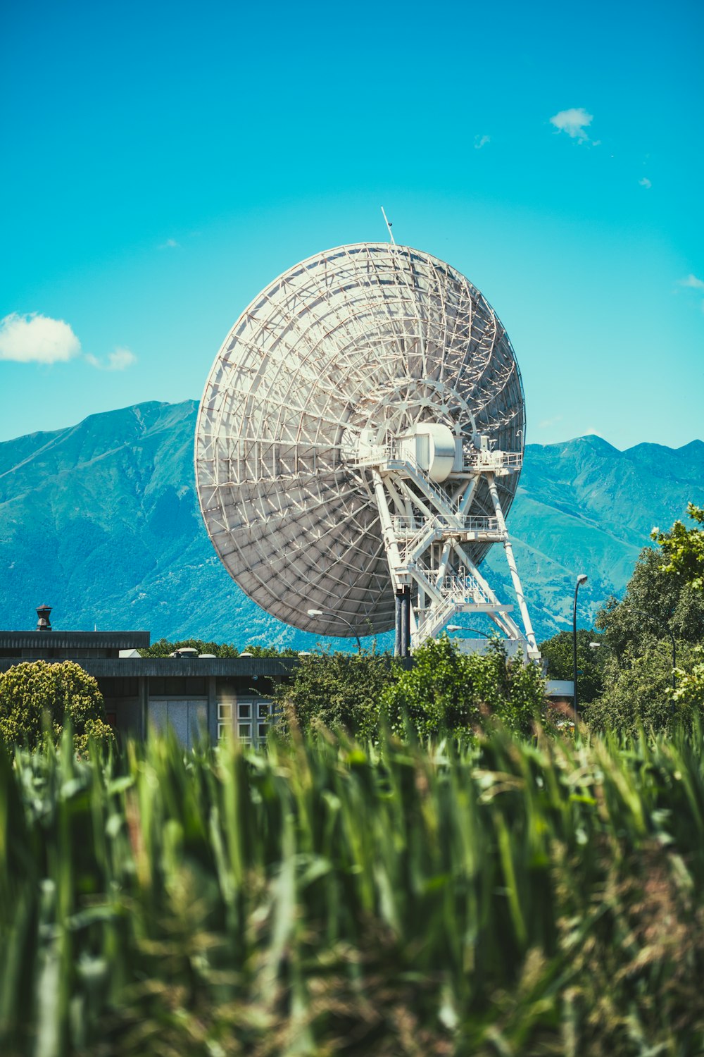 Foto del satélite de torre de metal gris