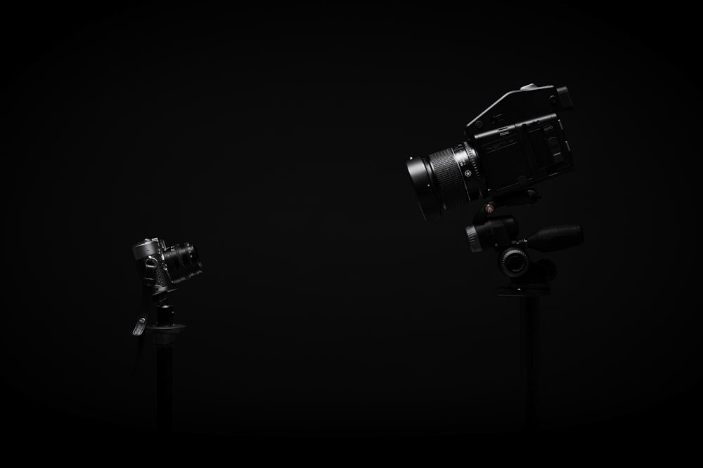 검은 색과 회색 DSLR 카메라