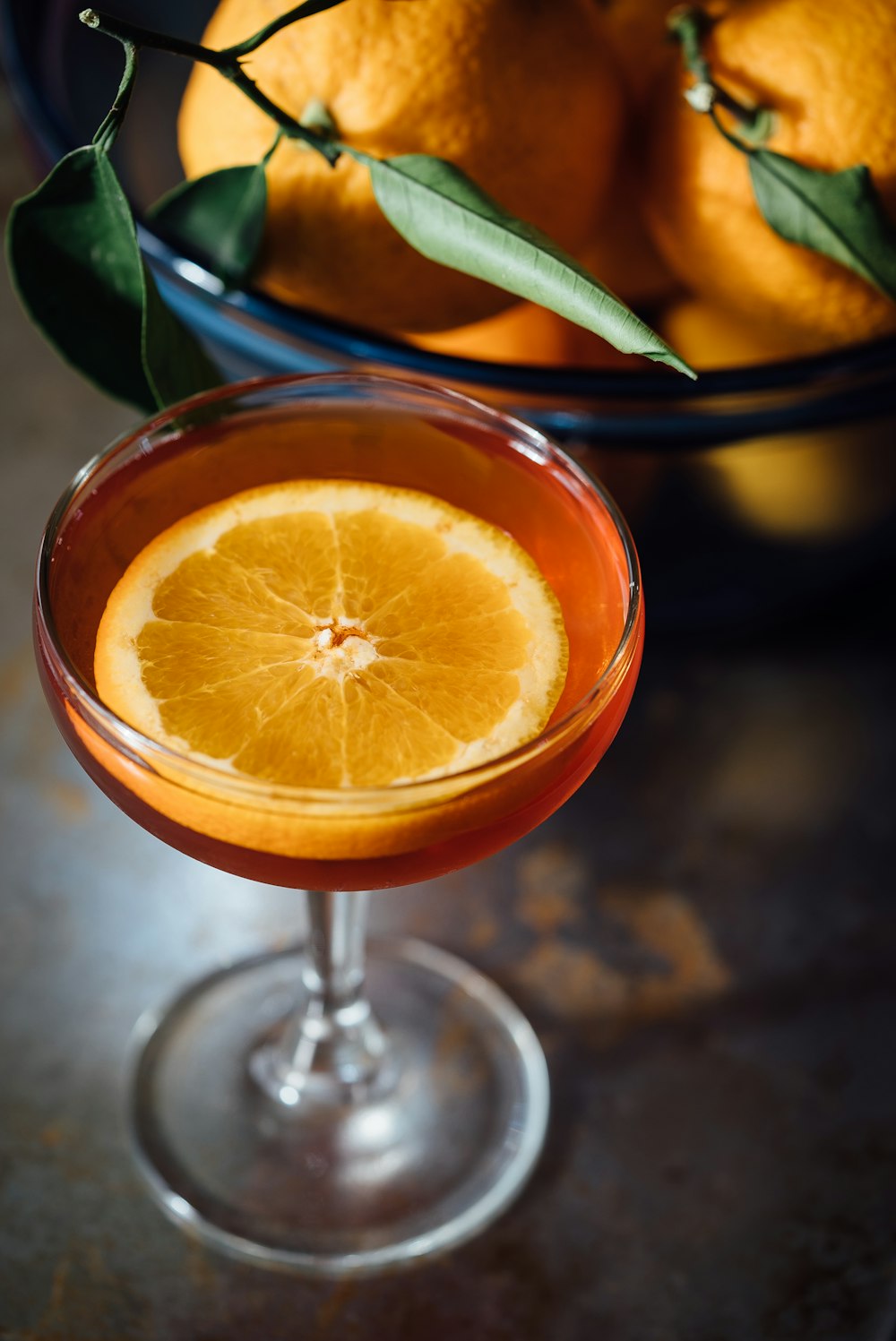 Tranche d’orange dans un verre à vin rempli de liquide orange