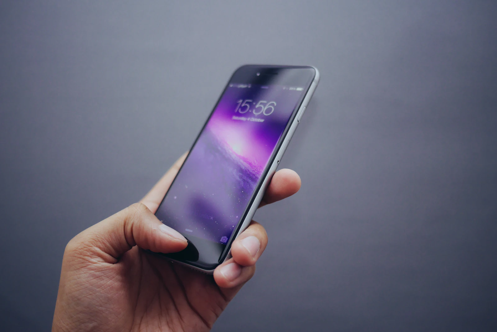 Persona sosteniendo un smartphone