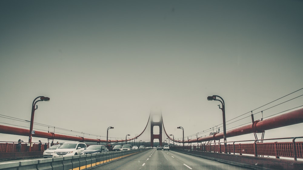 POV auf Hängebrücke fahren.