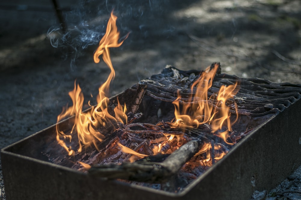 Pozo de fuego negro rectangular con fuego durante el día