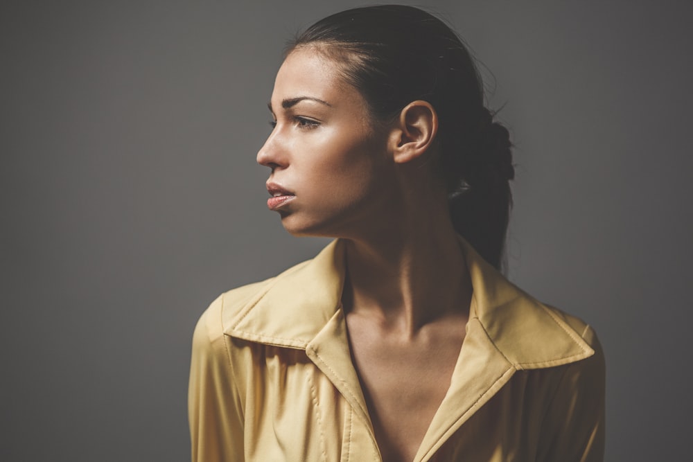 photo d’une femme qui regarde à droite