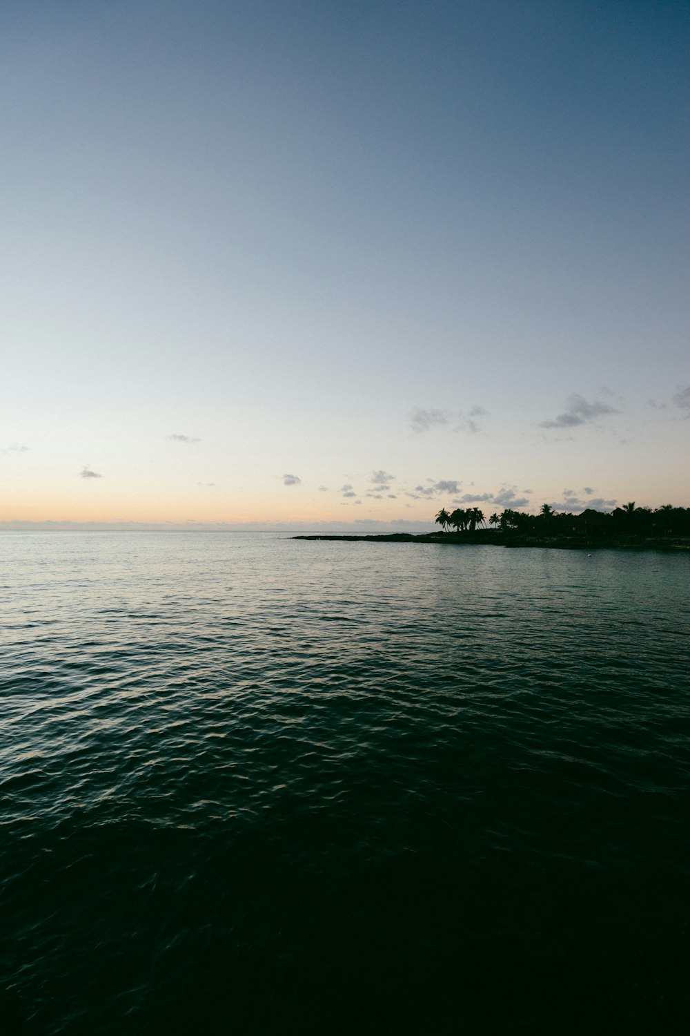 Ein Gewässer mit einer kleinen Insel in der Ferne