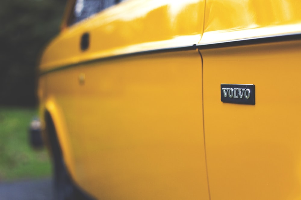 photographie en gros plan de la voiture Volvo jaune