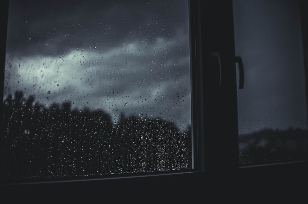una finestra che ha gocce di pioggia su di esso