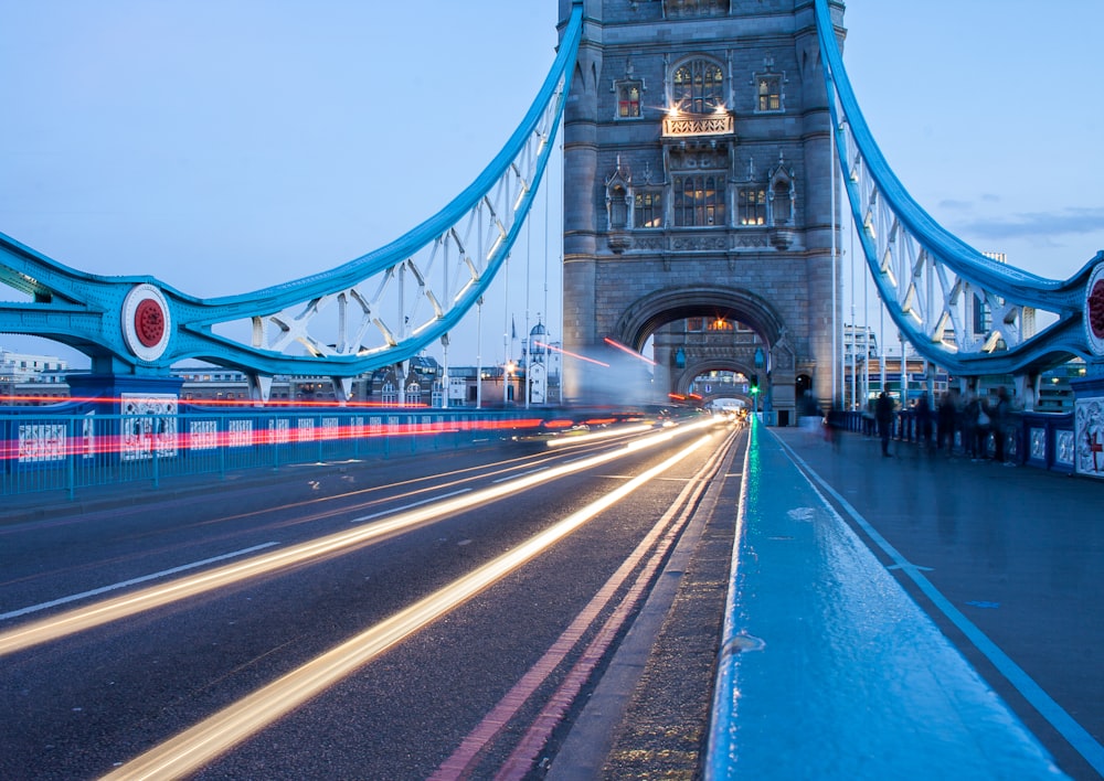 Fotografía time-lapse de coches que pasan por un puente