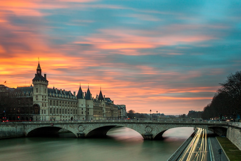 Fotografía timelapse de puente gris