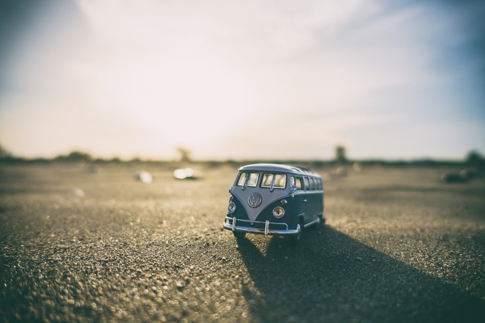 Flachfokusfotografie von weißem und blaugrünem Druckguss-VW Samba mit Sonnenlicht