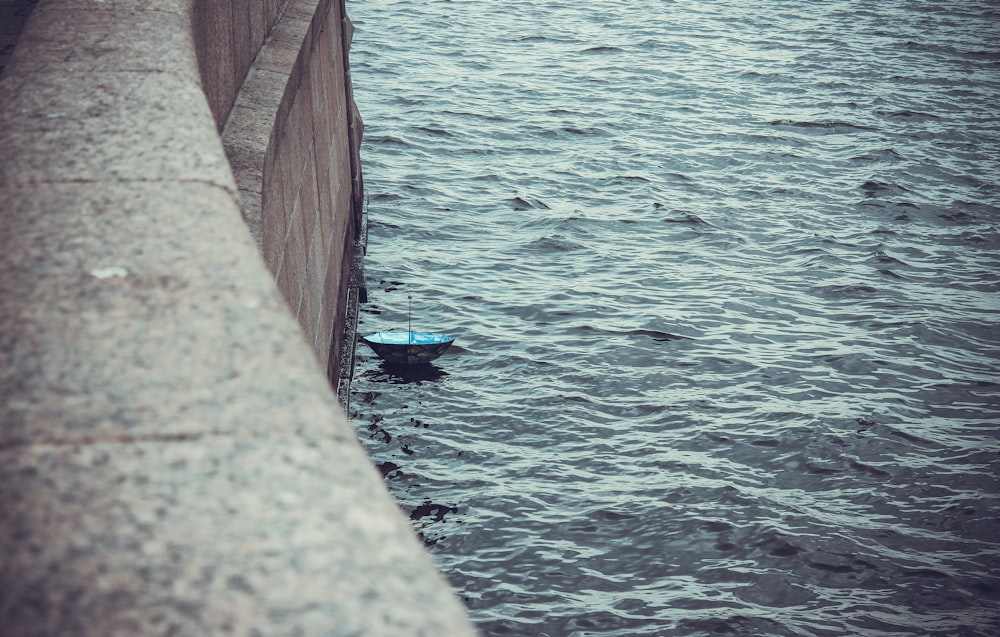 guarda-chuva azul no corpo de água