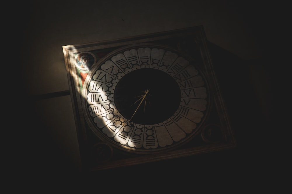 une horloge qui se trouve sur le côté d’un mur