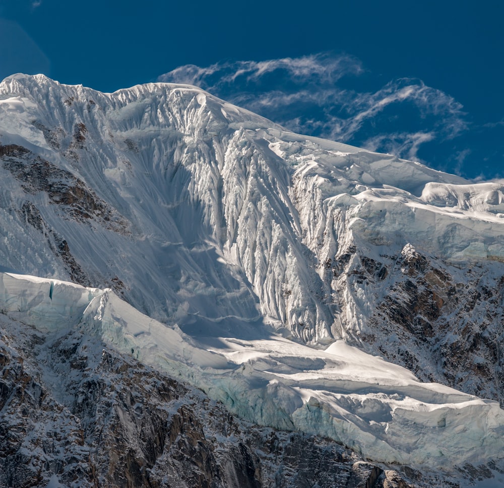 Montaña de piedra marrón cubierta de nieve