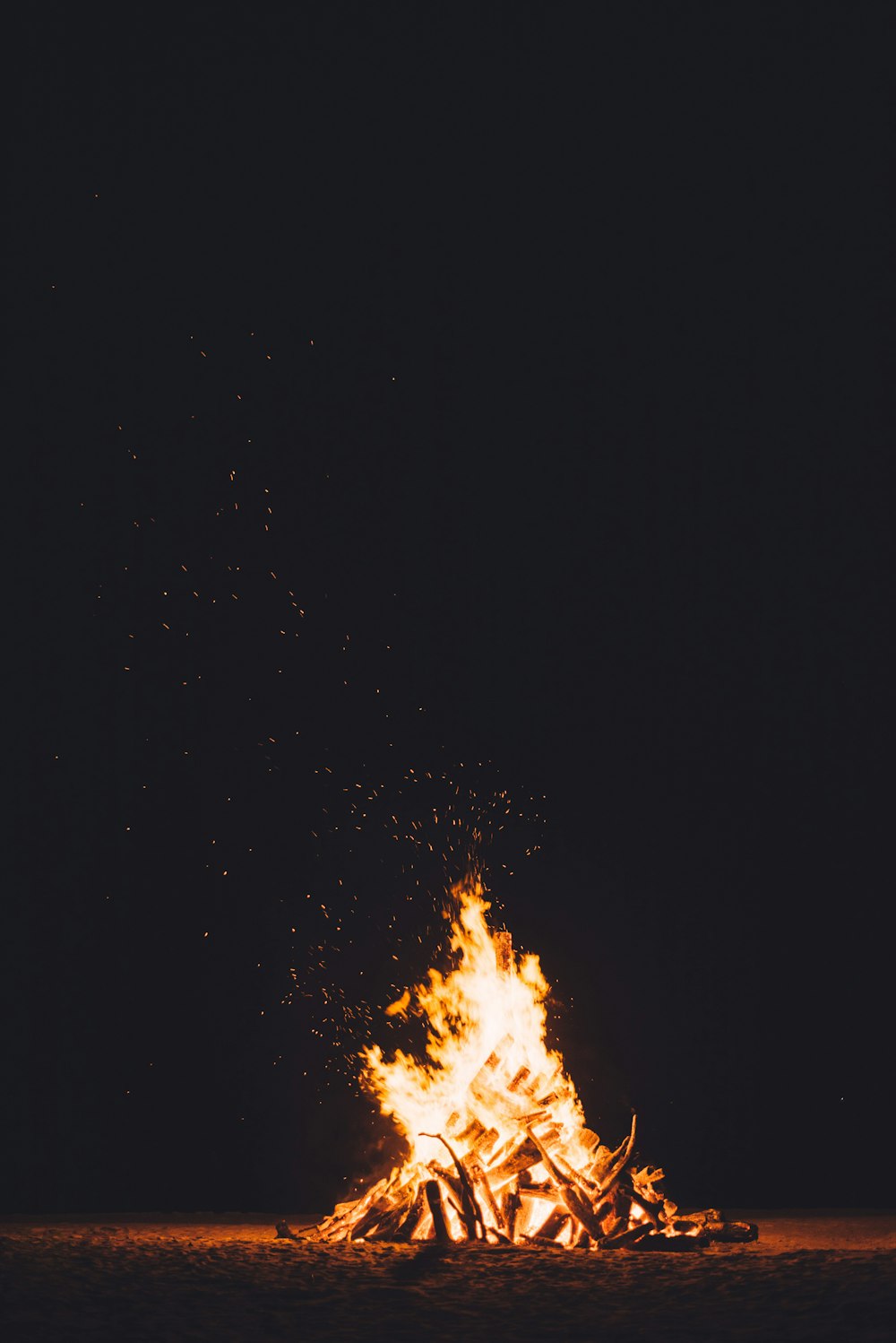 燃えるキャンプファイヤーの写真