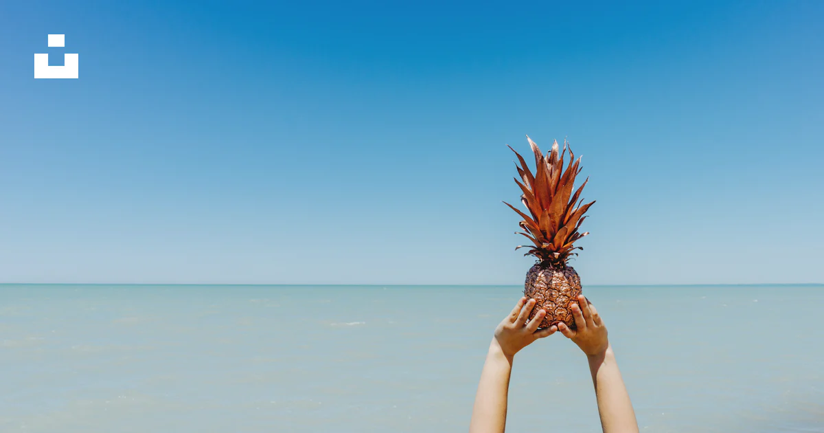 Persona sosteniendo piña foto – Imagen de Verano gratuita en Unsplash
