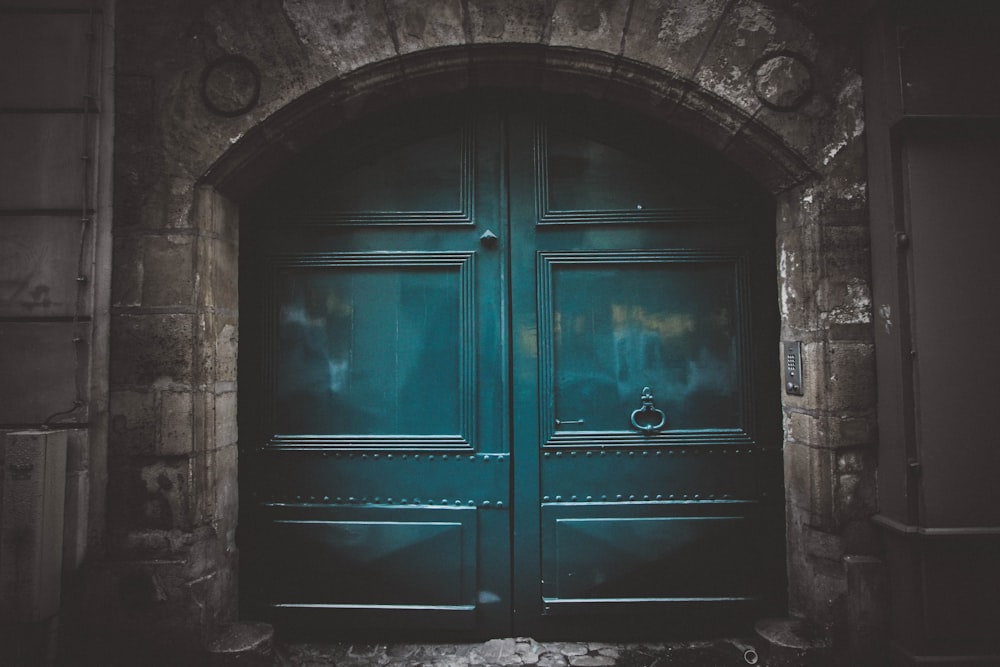 Porte à double arche en bois bleu S