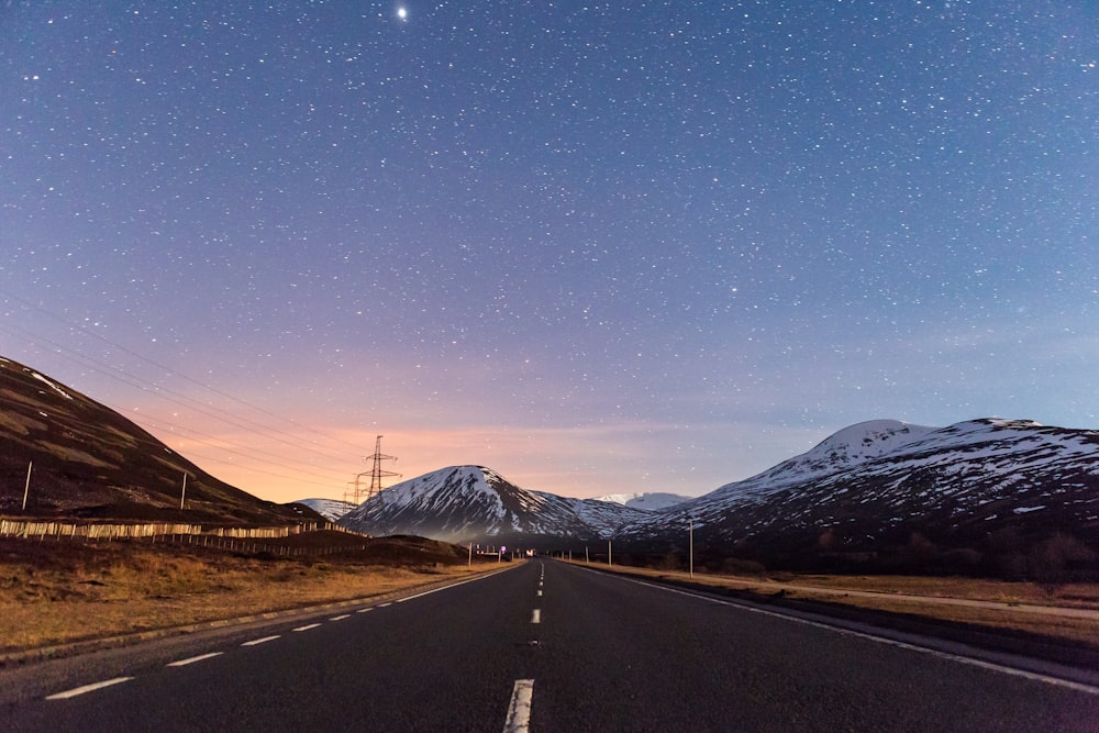 山のある道路の風景写真