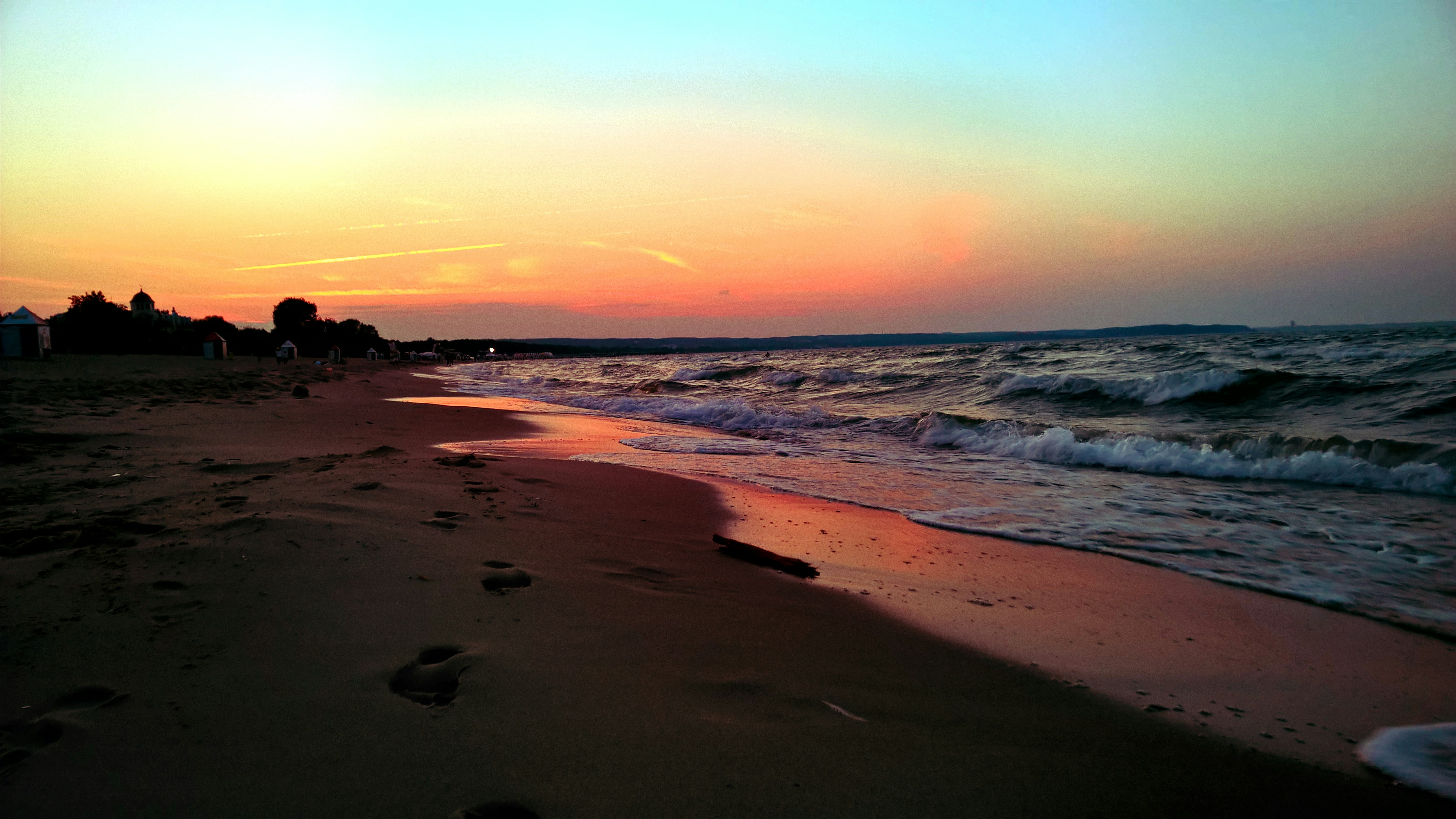 Вечерний пляж. Морской закат. Вечерний пляж. Берег моря вечером. Феодосия азовское море.