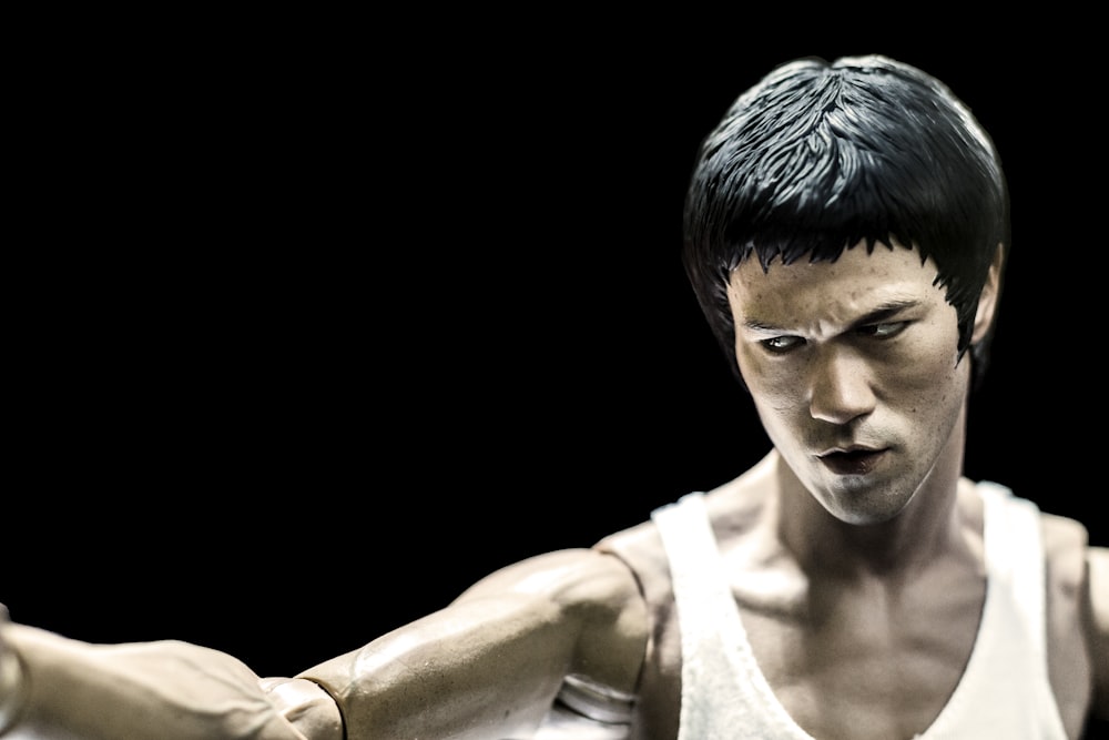 Figura d'azione di Bruce Lee con sfondo nero