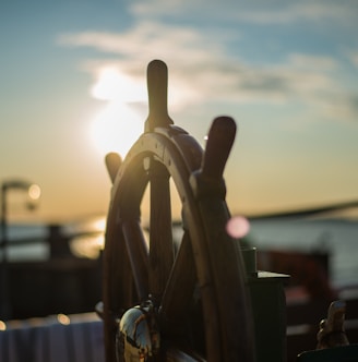 brown wooden ship's wheel