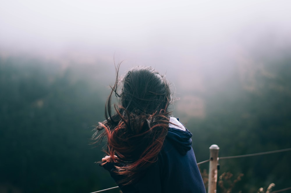 photographie de paysage de femme debout devant des arbres